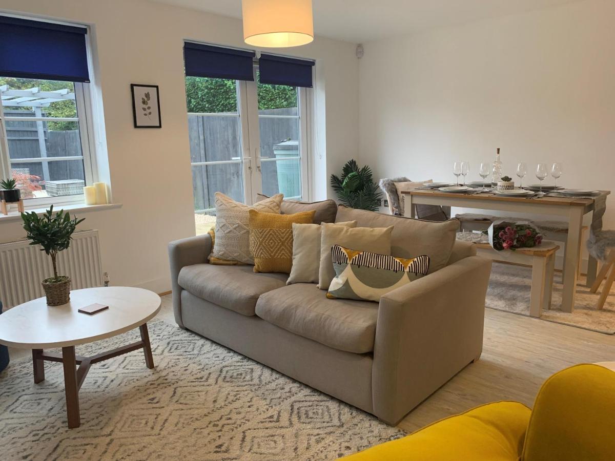 Stylish & Spacious 3 Bed House With 2 Free Car Parking Spaces Villa Appledram Exterior photo