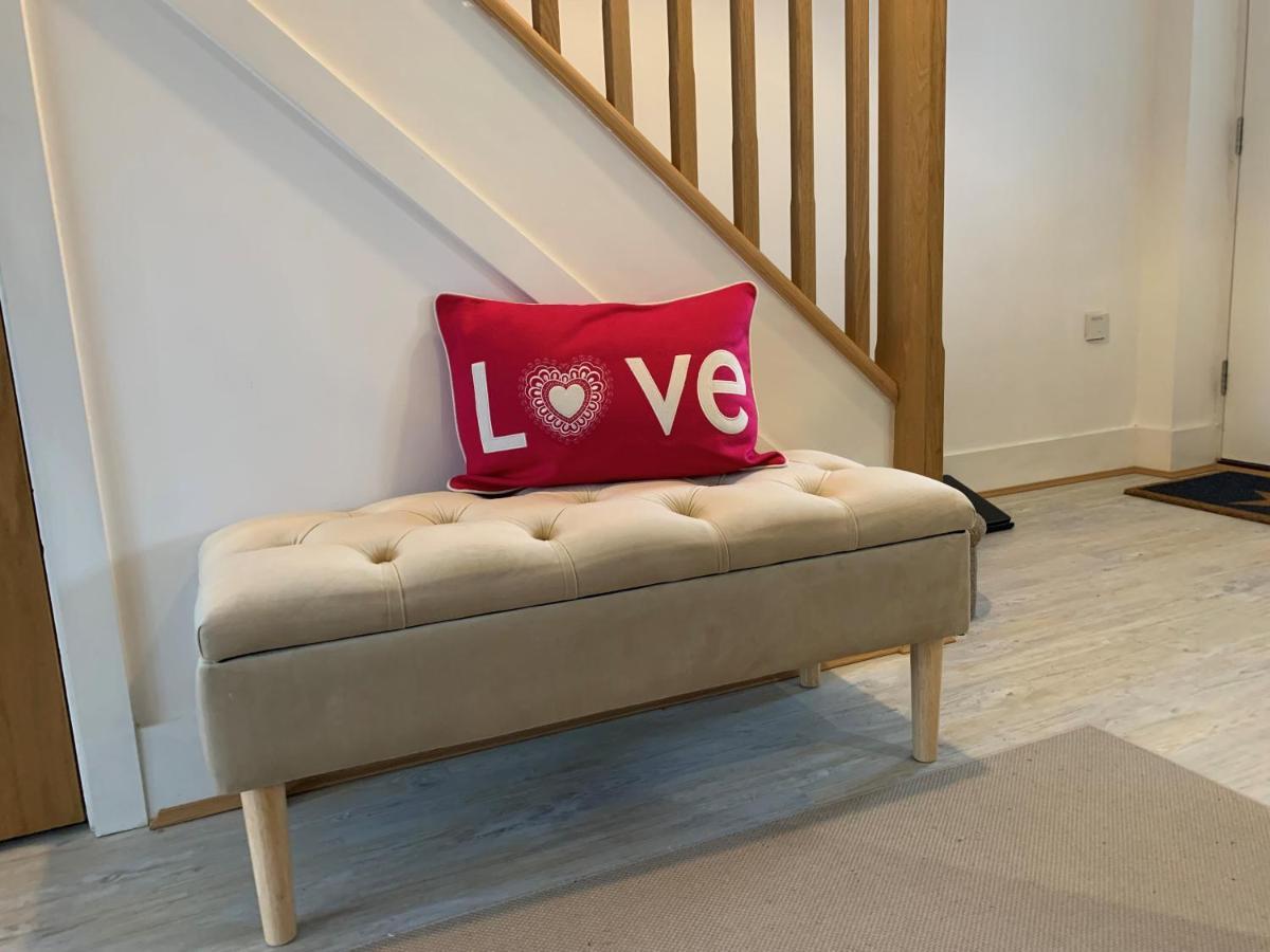 Stylish & Spacious 3 Bed House With 2 Free Car Parking Spaces Villa Appledram Exterior photo