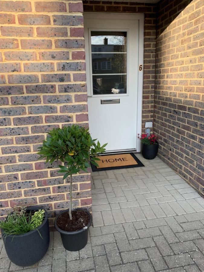 Stylish & Spacious 3 Bed House With 2 Free Car Parking Spaces Villa Appledram Exterior photo