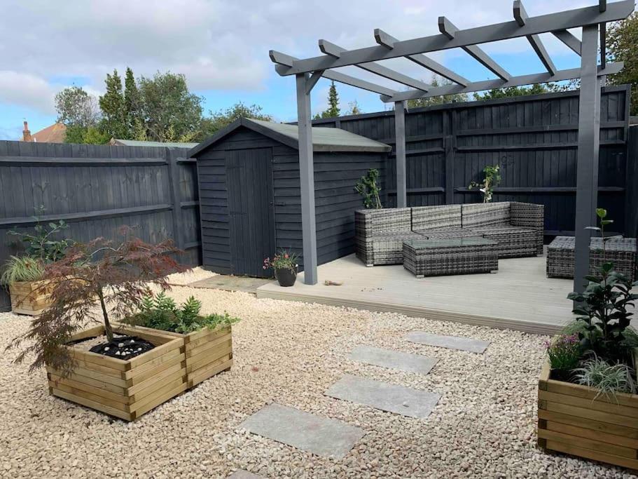 Stylish & Spacious 3 Bed House With 2 Free Car Parking Spaces Villa Appledram Exterior photo