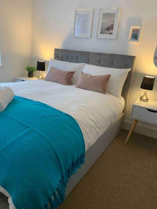 Stylish & Spacious 3 Bed House With 2 Free Car Parking Spaces Villa Appledram Exterior photo
