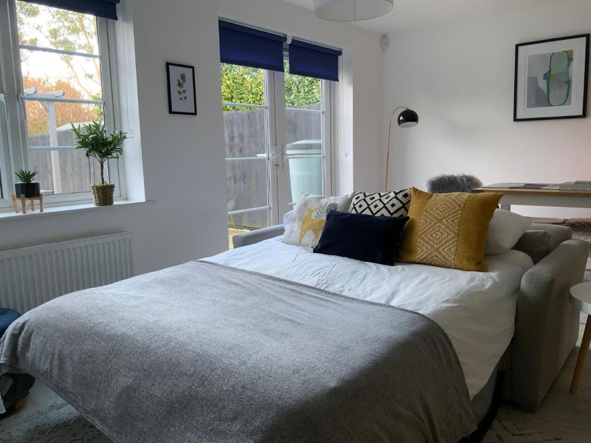 Stylish & Spacious 3 Bed House With 2 Free Car Parking Spaces Villa Appledram Exterior photo