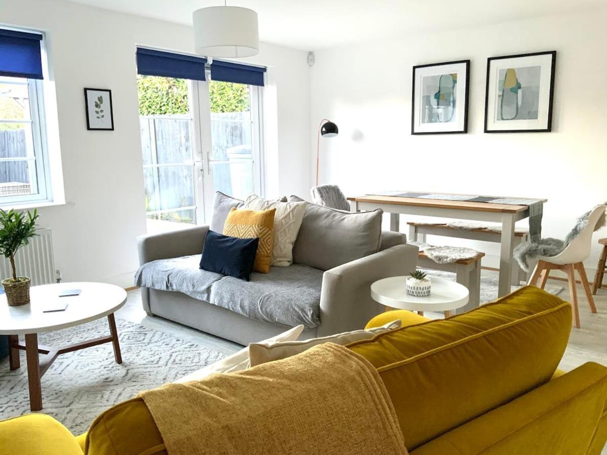Stylish & Spacious 3 Bed House With 2 Free Car Parking Spaces Villa Appledram Exterior photo